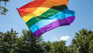 Ihneď zveste tú zástavu z úradu, žiada SNS od ombudsmanky Patakyovej